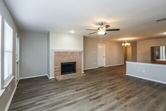 2217 Midbury Dr, Unit 2 in Lancaster, TX - Foto de edificio - Building Photo