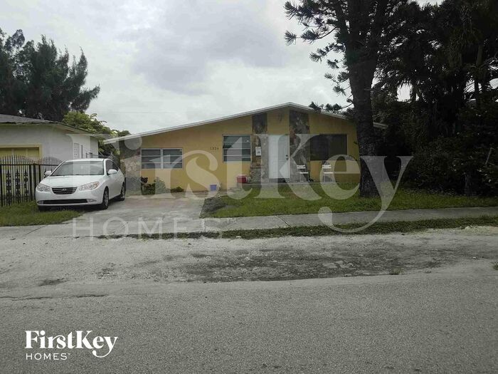 1326 NW 72nd St in Miami, FL - Building Photo
