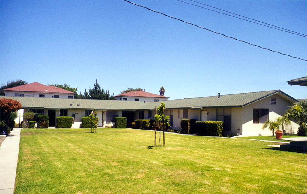 403-409 W Hickory Ave in Lompoc, CA - Building Photo