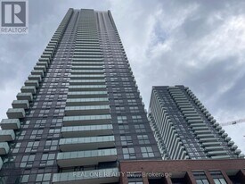 430 Square One Dr in Mississauga, ON - Building Photo