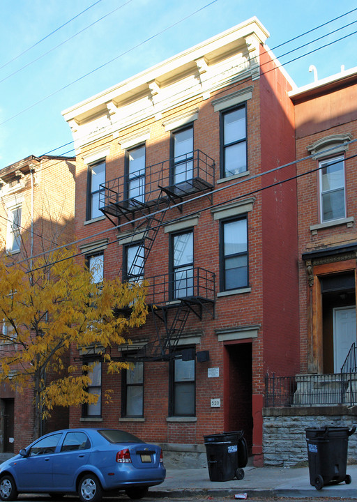 520 E Thirteenth St in Cincinnati, OH - Foto de edificio