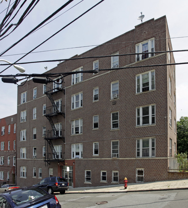 249 McLean Ave in Yonkers, NY - Foto de edificio