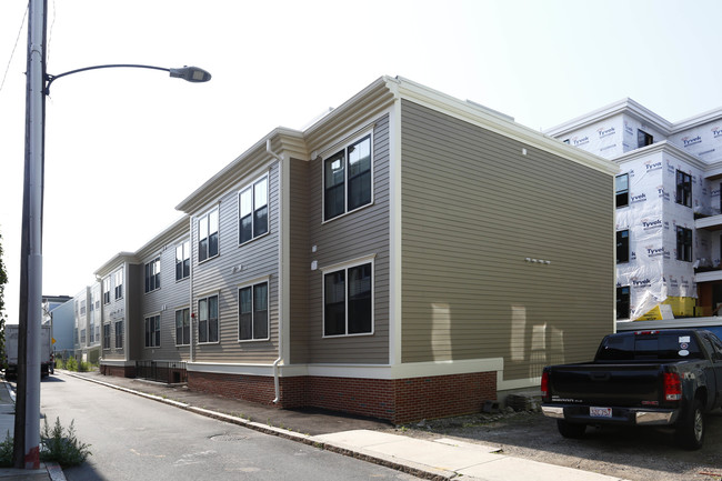 135 Athens St in Boston, MA - Foto de edificio - Building Photo