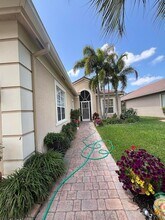6532 SE Broadmoor Ln in Stuart, FL - Building Photo - Building Photo