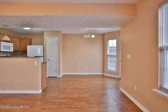 6736 Arbor Creek Dr in Louisville, KY - Foto de edificio - Building Photo