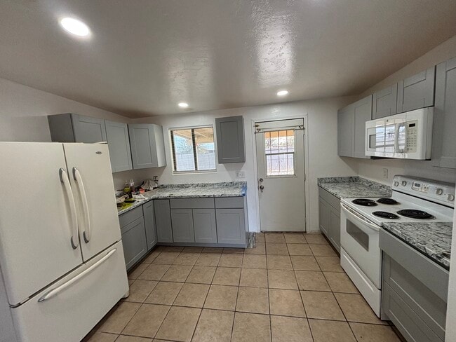 6661 W Camino Pizarro in Tucson, AZ - Foto de edificio - Building Photo