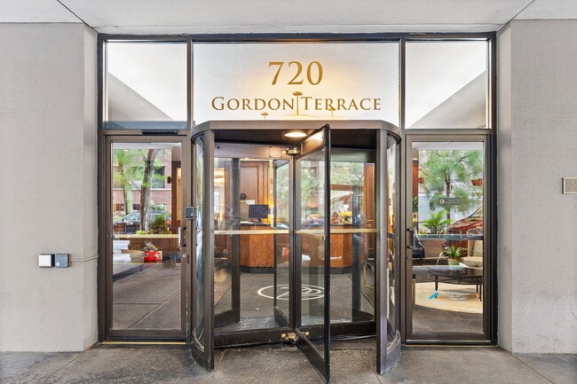 720 W Gordon Terrace, Unit 8j in Chicago, IL - Building Photo - Building Photo