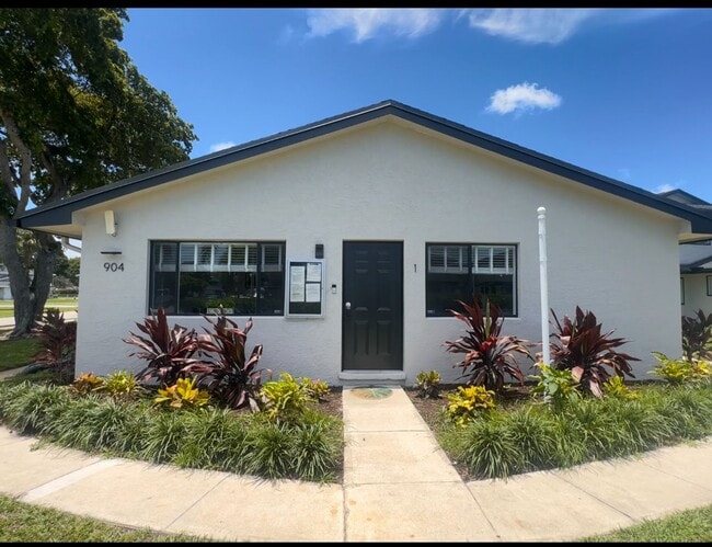 property at 816 Tiffany Dr W