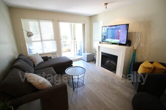 1089-1089 Sunset Dr in Kelowna, BC - Building Photo - Building Photo