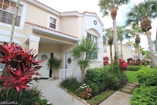 2920 Cypress Trace Cir in Naples, FL - Building Photo