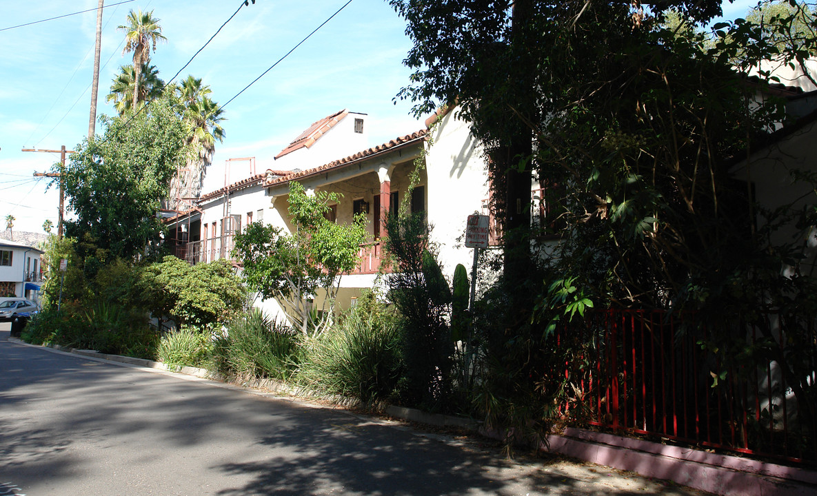 Casa Larissa Apartments in Los Angeles, CA - Building Photo