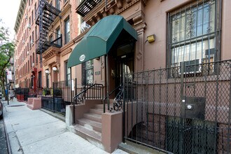 438 W 49th St in New York, NY - Foto de edificio - Building Photo