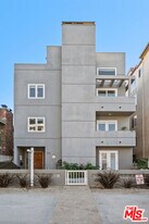 20 Quarterdeck St in Marina Del Rey, CA - Building Photo
