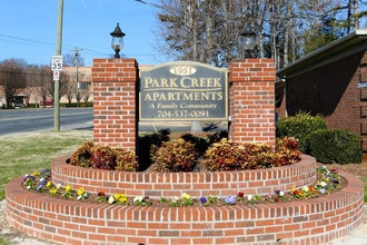 Park Creek Apartments in Charlotte, NC - Foto de edificio - Building Photo