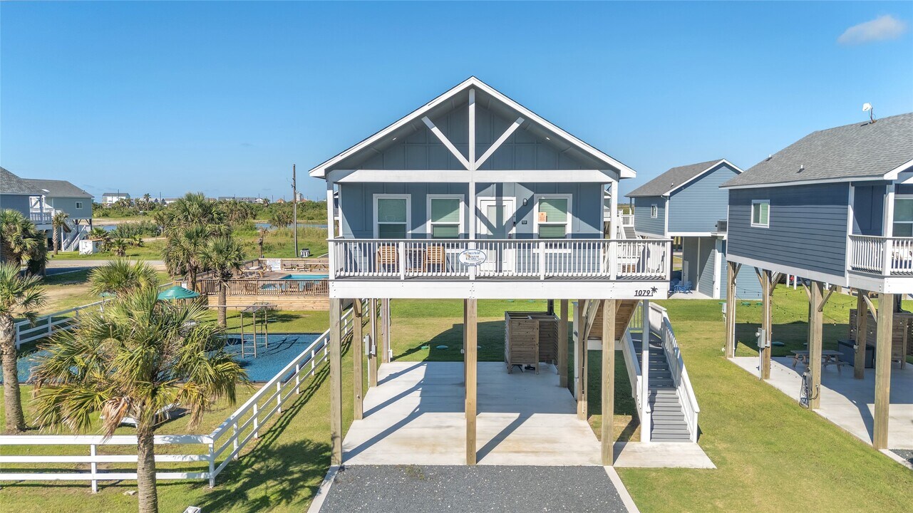 1079 Cedar Ln in Gilchrist, TX - Building Photo