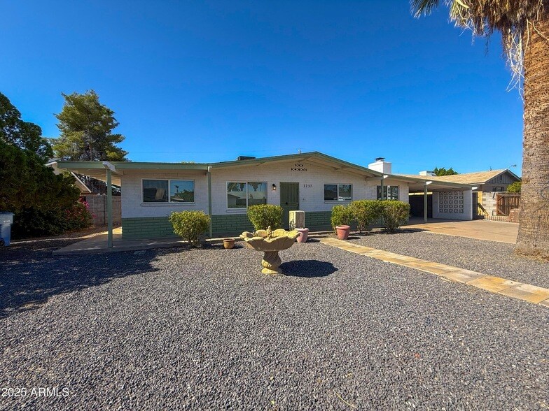3237 E Captain Dreyfus Ave in Phoenix, AZ - Foto de edificio