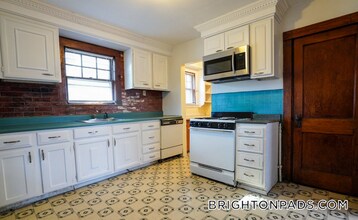 81 Beechcroft St, Unit 1 in Boston, MA - Building Photo - Building Photo