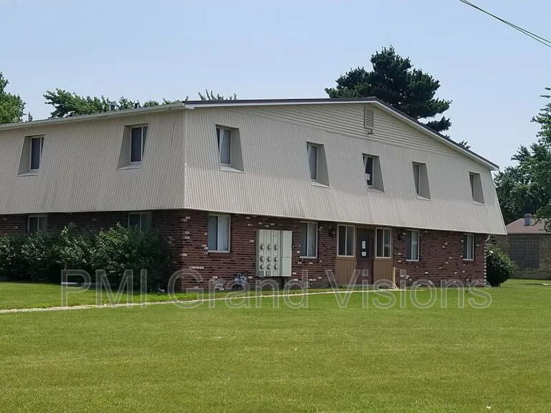 351 Southland Dr in Warrensburg, IL - Building Photo