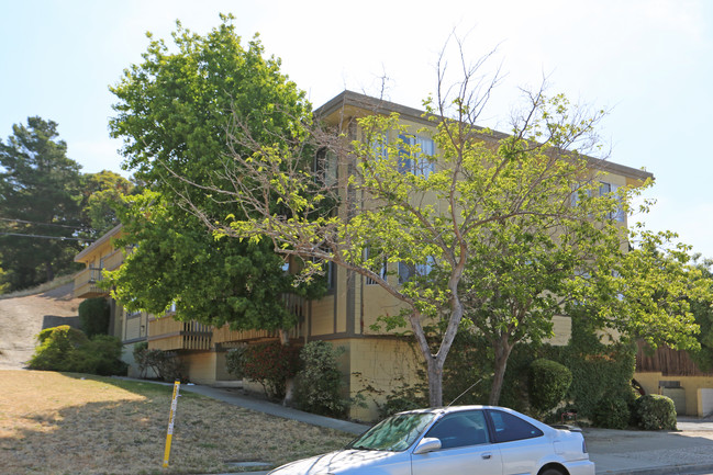 Hilltop Apartments in Richmond, CA - Building Photo - Building Photo