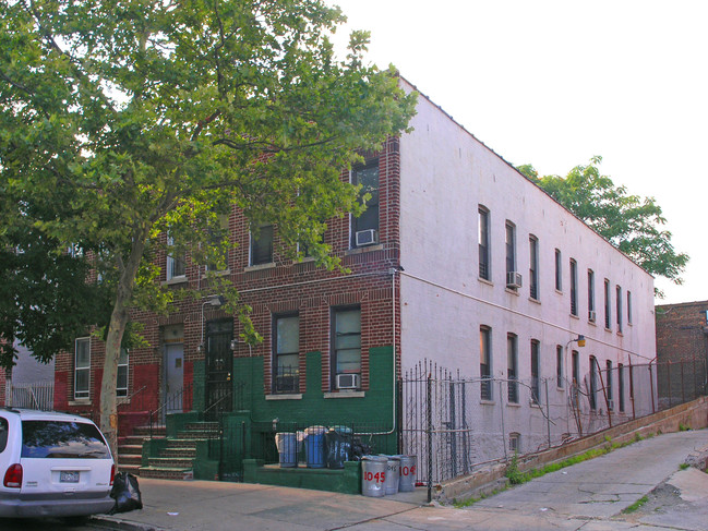 1043 Lowell St in Bronx, NY - Building Photo - Building Photo