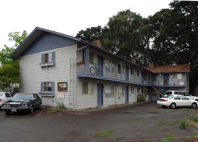 Golden Oaks Apartments in Salem, OR - Building Photo - Building Photo