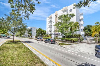 3051 SW 27th Ave, Unit 205 in Miami, FL - Building Photo - Building Photo