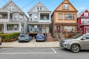 98 W 47th St in Bayonne, NJ - Building Photo