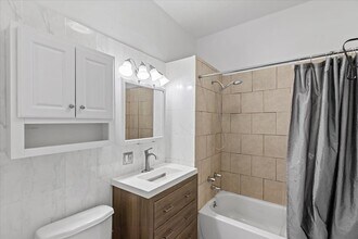 14 W Chestnut St, Unit 1F in Chicago, IL - Building Photo - Building Photo