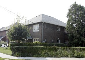 67-69 Claxton Blvd in Toronto, ON - Building Photo