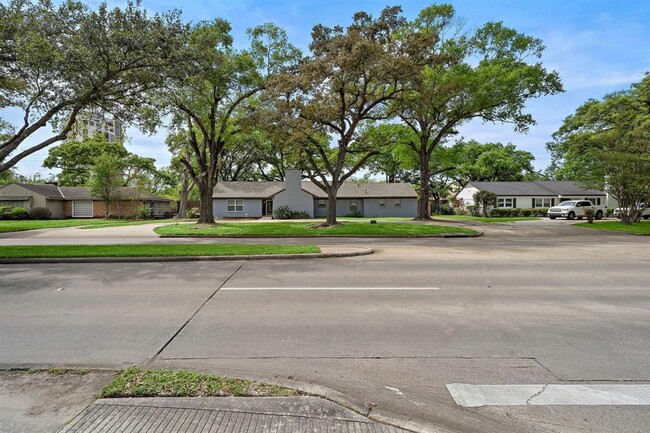 1068 Chimney Rock Rd in Houston, TX - Building Photo - Building Photo