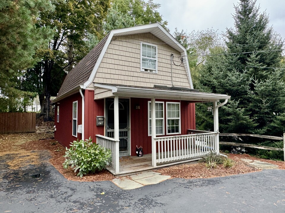 75 Walnut St in Wellsboro, PA - Foto de edificio