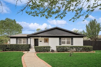 8005 Woodhue Rd in Dallas, TX - Building Photo - Building Photo