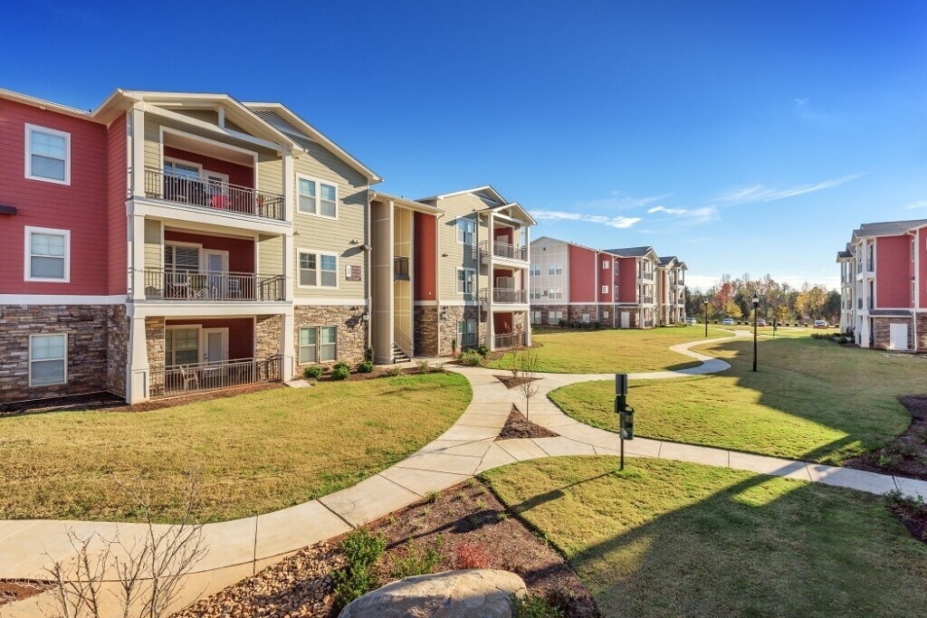 Yugo Charlotte College Downs Charlotte, NC Apartments