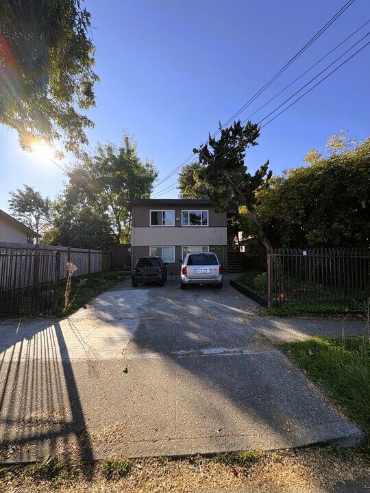 8225-8227 Dowling St in Oakland, CA - Building Photo