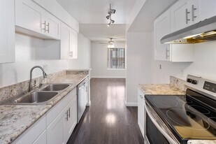 433 S Manhattan Pl, Unit 209 in Los Angeles, CA - Building Photo