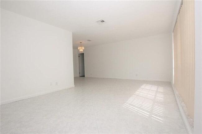 1122 NW 82nd Ave in Coral Springs, FL - Building Photo - Building Photo