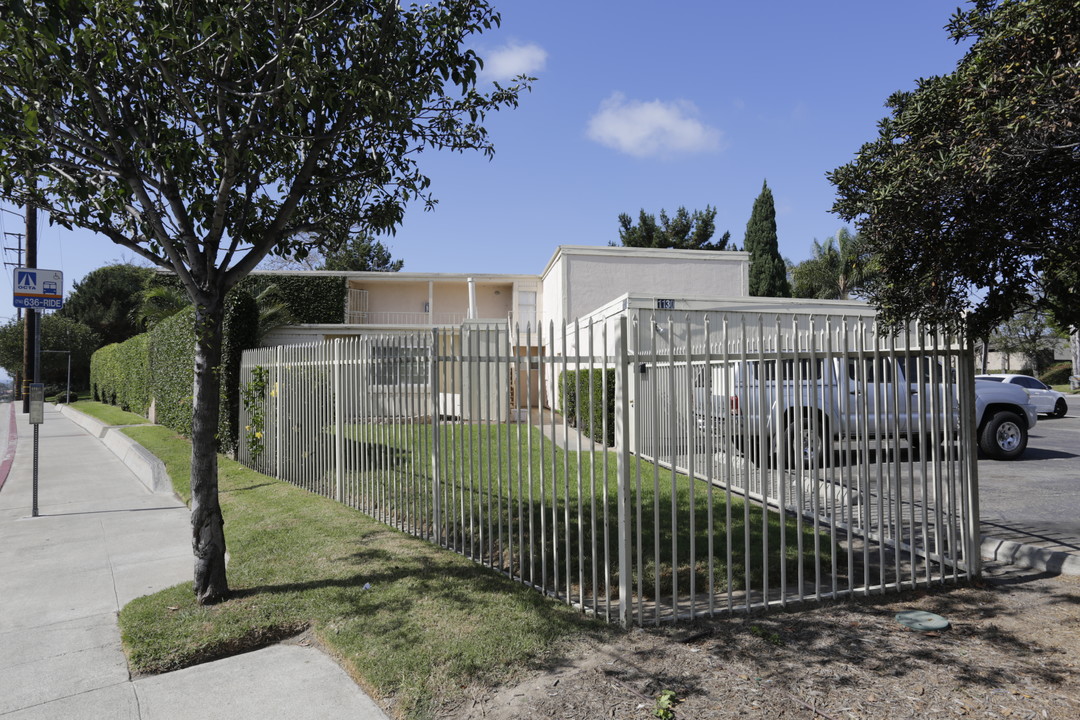 1130 Victoria St in Costa Mesa, CA - Foto de edificio