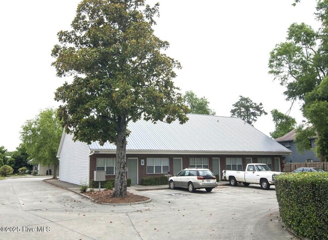 4105 Spirea Dr