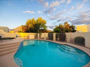 1294 W Seep Willow Pl in Oro Valley, AZ - Building Photo - Building Photo