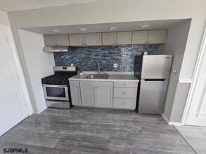 33 S Iowa Ave in Atlantic City, NJ - Building Photo - Building Photo