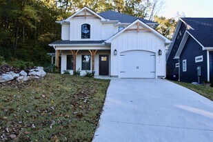 1736 McCullough Ave NE in Huntsville, AL - Building Photo