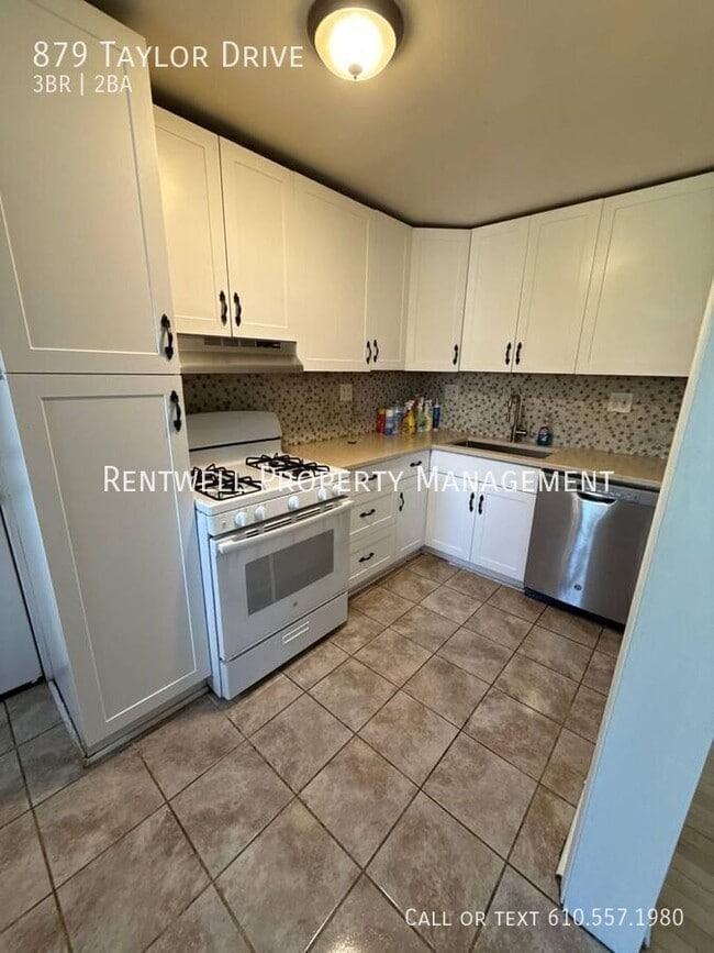 879 Taylor Dr in Folcroft, PA - Building Photo - Building Photo