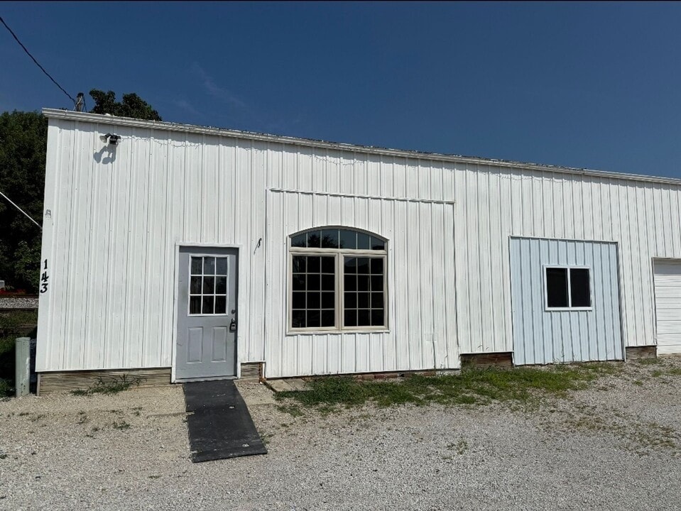 143 McClelland St in Blue Mound, IL - Building Photo