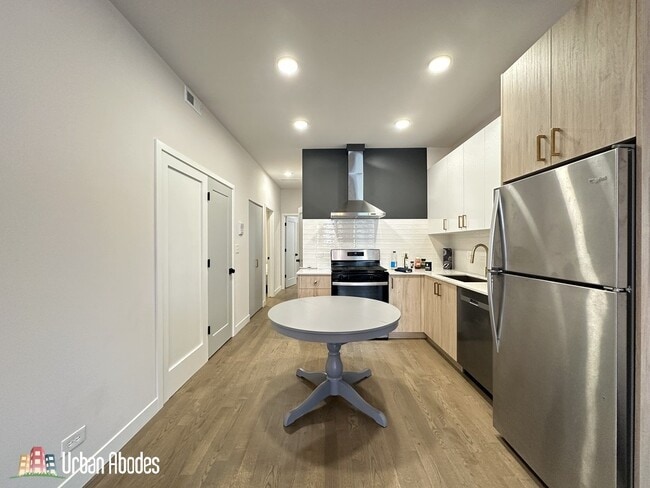 841 N Mozart St, Unit 1 in Chicago, IL - Foto de edificio - Building Photo