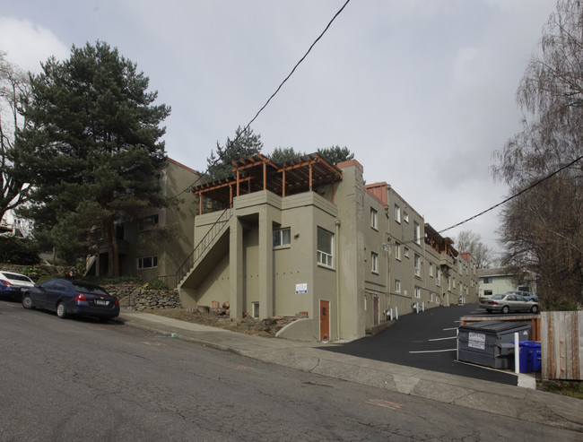 Richardson Court Apartments in Portland, OR - Building Photo - Building Photo