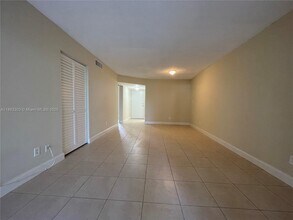 3470 Foxcroft Rd in Miramar, FL - Building Photo - Building Photo