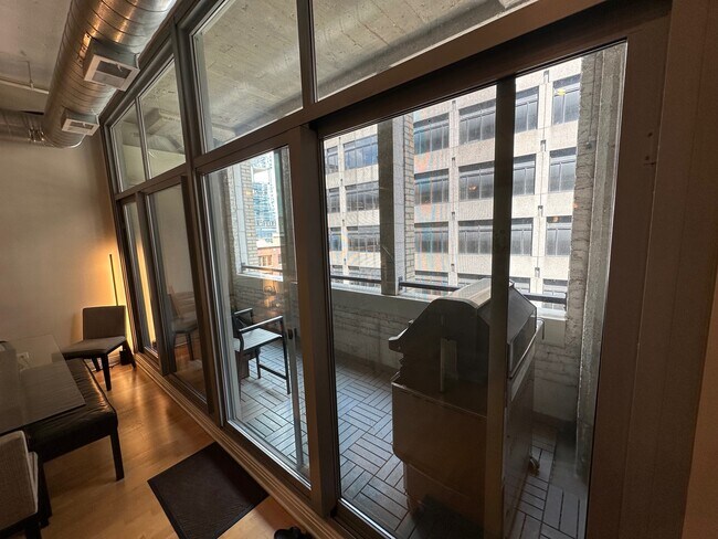 565 W Quincy St, Unit 1715 in Chicago, IL - Building Photo - Building Photo