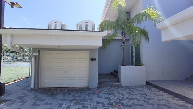 222 Poinciana Island Dr in Sunny Isles Beach, FL - Foto de edificio - Building Photo