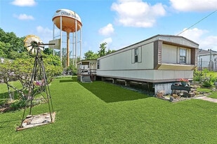 108 Cedar Dr in Belle Chasse, LA - Building Photo