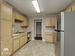 327 W Little Creek Rd in Cedar Hill, TX - Foto de edificio - Building Photo